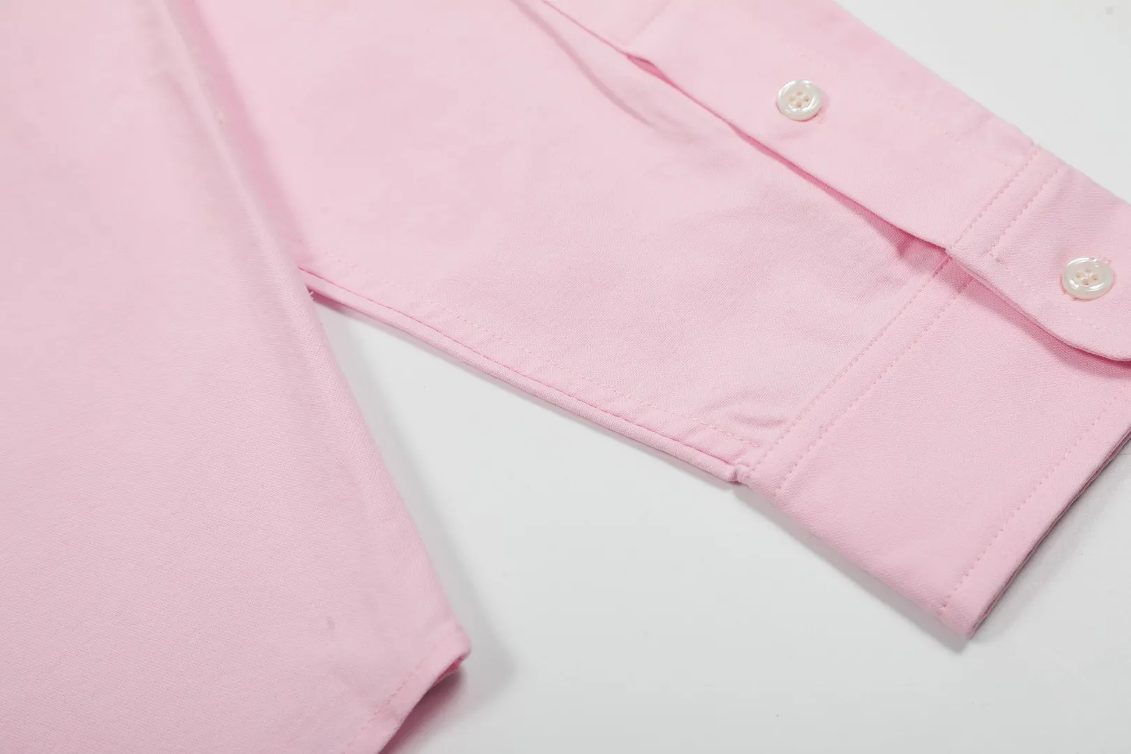P250 Top quality" Style number: 8086# [Ralph Lauren classic basic evergreen versatile shirt long sleeves for all seasons] ✅Ralph Lauren classic Oxford spun old money style unisex couple shirt long sleeves ✅Top ceiling quality ZP original development. You can compare the real thing with the market version at will. ✅Using the original custom-woven and dyed pure cotton Oxford spinning, strong three-dimensional effect, breathable and anti-wrinkle material, comfortable upper body. ✅Washing treatment, tight and soft texture, full and exquisite embroidery. Excellent sense of quality ✅Simple and versatile, perfect for lazy people to wear. This is the charm of shirts. Basic and classic. ✅The upper body looks much better than the real thing. It can be worn alone or worn in all seasons. It is highly recommended for couples. Size: S-XL. Color: Navy blue, white, pink, light blue, khaki, charcoal gray.